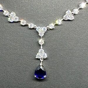 BEAUTIFUL FASHION NECKLACE WITH BLUE SAPPHIRE, WHITE LIKE STONE SIMPLE STUNNING.